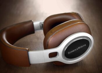 BowersWilkins-P9signature)over-earheadphones2