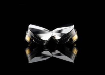 Diamond-Coated-Moondrop-ILLUSTRIOUS-Earbuds
