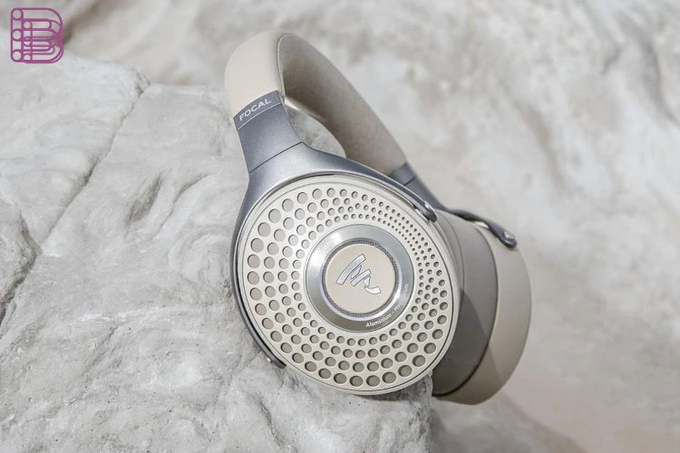 Focal Bathys closed-back over-ear headphones, an example of sealed acoustic design