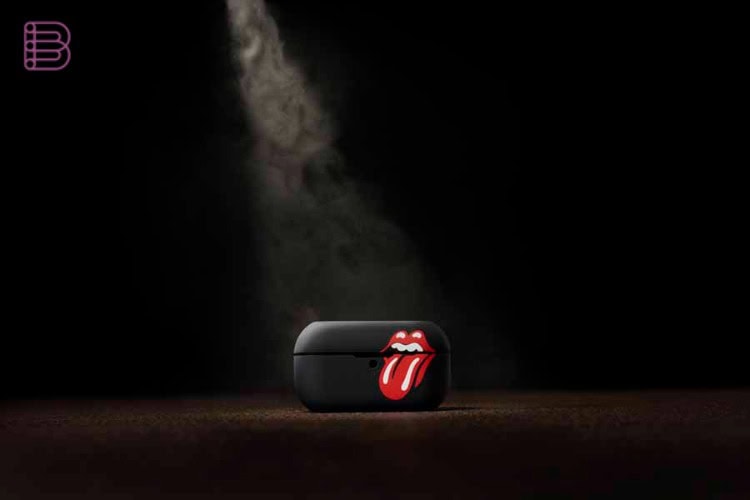 Technics EAH-AZ100 Rolling Stones limited edition black charging case close-up