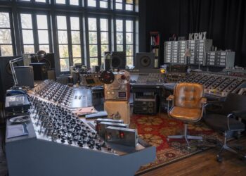 Analog Audio Design TR-1100 tape recorder in the studio