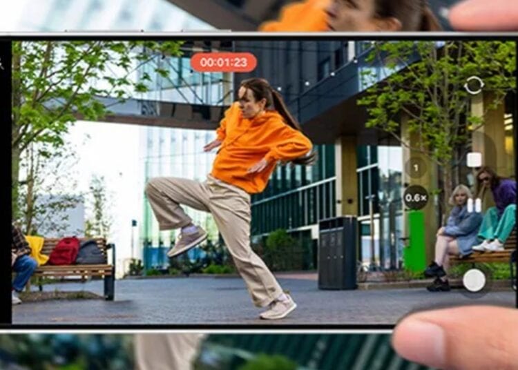 Samsung Galaxy S26 FE gefilmd in de hand met Super Steady video