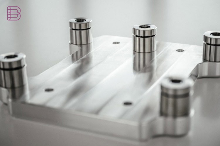 CNC-milled aluminium speaker base with stainless steel feet for the Auer Acoustics Versura V4