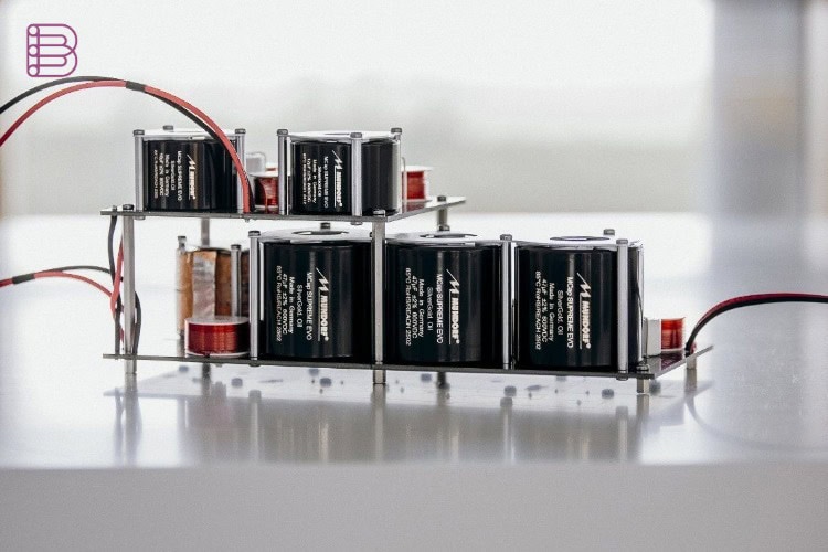 Mundorf Supreme EVO silver/gold/oil capacitors in the Auer Acoustics Versura V4 crossover
