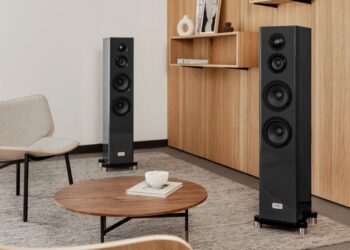 Auer Acoustics Versura V4 floorstanding loudspeakers in a living room