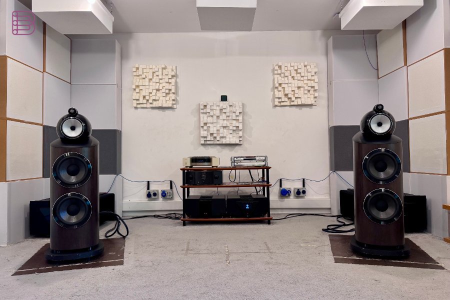 Bowers & Wilkins 800 Series Diamond D5 vlaggenschip (801 D5) in donkere afwerking tijdens de luistersessie