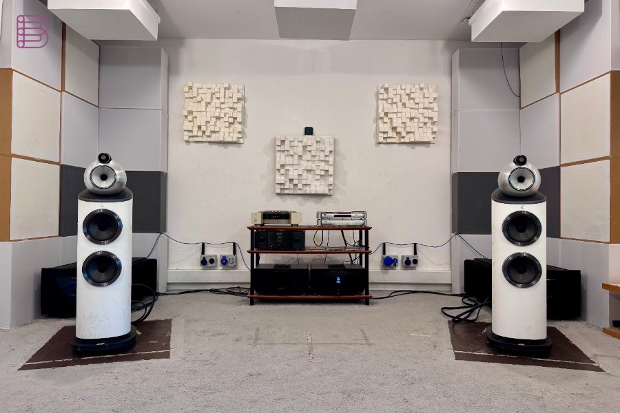 Bowers & Wilkins 803 D5 luidsprekers met turbinehoofd tijdens de luistersessie