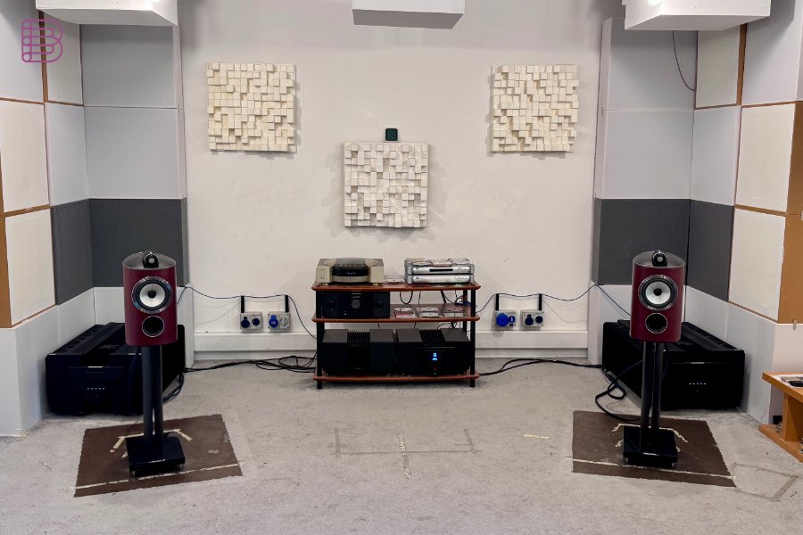 Bowers & Wilkins 805 D5 stand-mount luidsprekers met McIntosh eindversterkers tijdens de D4 versus D5 vergelijking