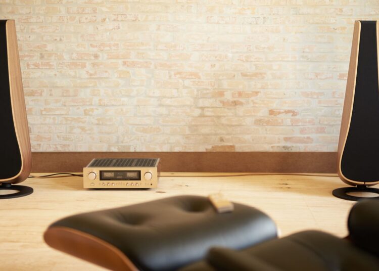 Davone Solo-R floorstanding loudspeakers in a living room setting