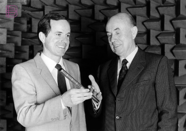 Fritz Sennheiser hands over company leadership to his son Jörg Sennheiser in 1982
