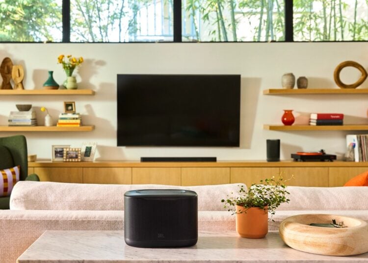 JBL Cove whole-home Wi-Fi speakersysteem in een woonkamer