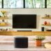 JBL Cove whole-home Wi-Fi speakersysteem in een woonkamer