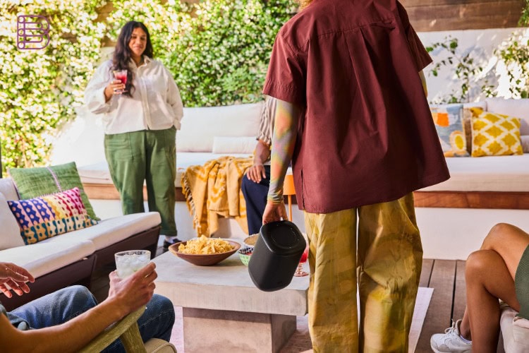 JBL Cove P1 draagbare Wi-Fi speaker buiten op een terras