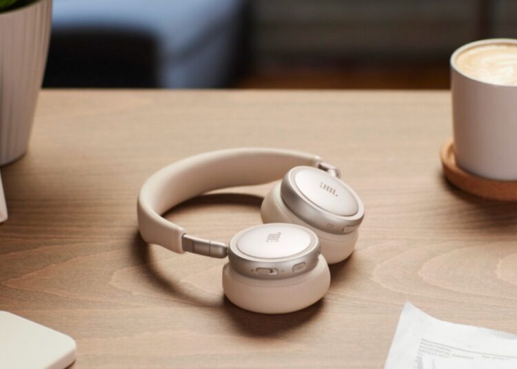 JBL Live 780NC noise cancelling headphones under 200 euros on a desk