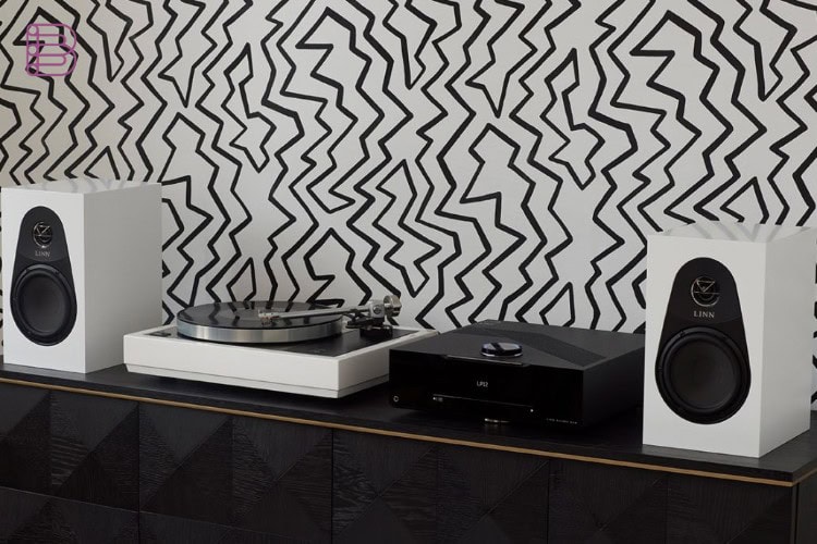 Linn 119 loudspeakers in white finish either side of a turntable and Linn Selekt DSM
