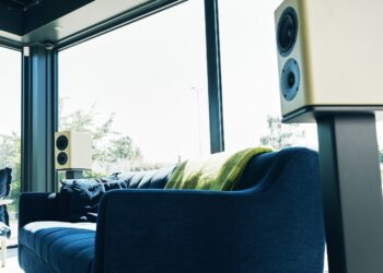 Lyssna Acoustics Monitor loudspeaker, lifestyle photo