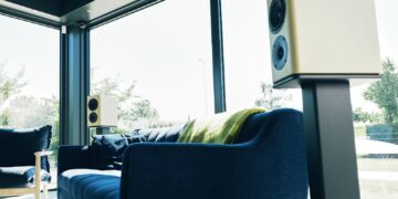 Lyssna Acoustics Monitor loudspeaker, lifestyle photo