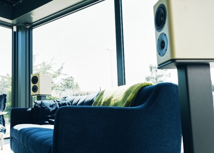 Lyssna Acoustics Monitor loudspeaker, lifestyle photo