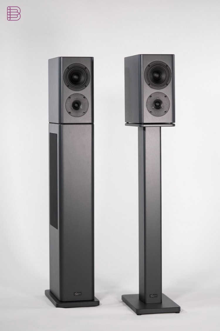 Lyssna Modular Monitor alone versus with Bass Module