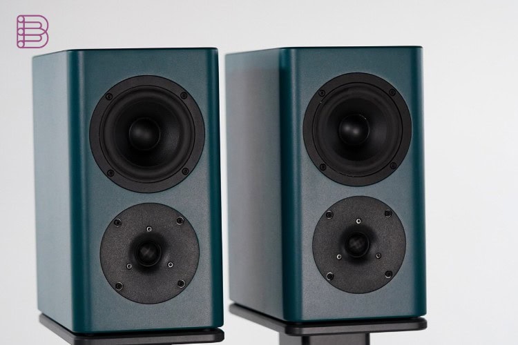 Lyssna Acoustics Monitor in Petrol finish