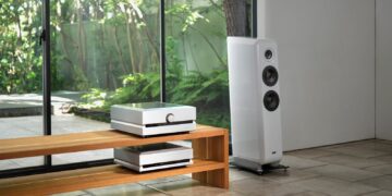 TAD A1000 integrated amplifier and Evolution Series speaker in a listening room