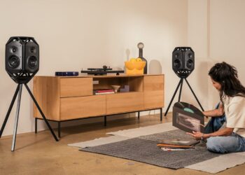 Teufel IKONIO wireless speakers on tripod stands in a living room