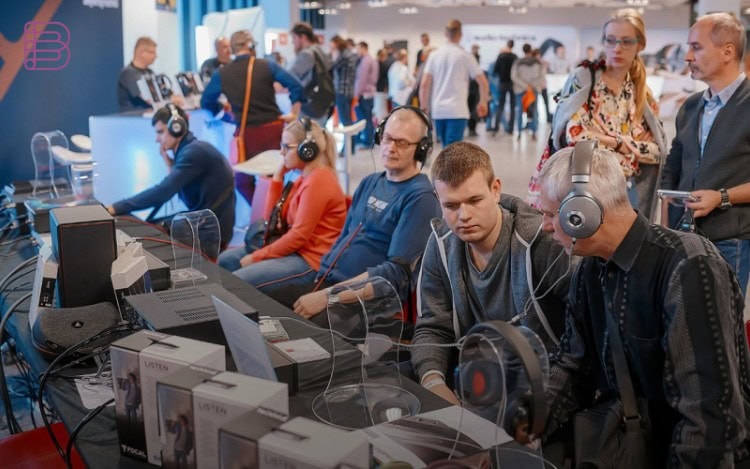 Stars of Polish Music fans trying headphones at the Audio Video Show Headphone Zone