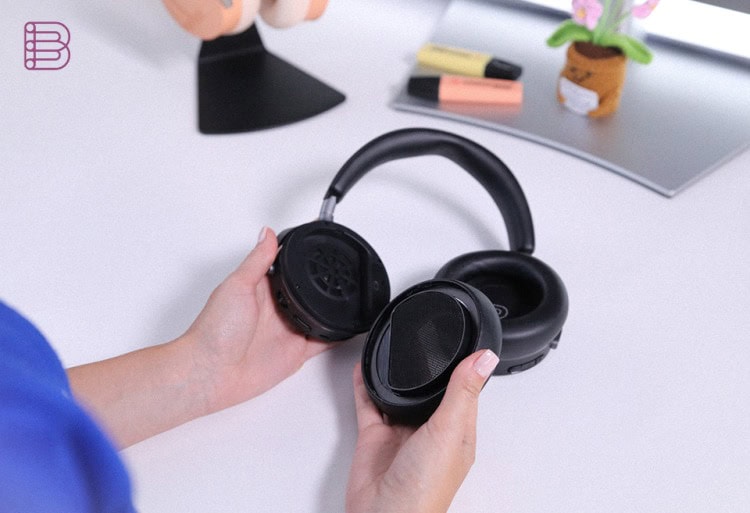 beyerdynamic AVENTHO Y in black with black velour ear pads