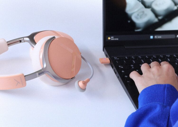 beyerdynamic AVENTHO Y with detachable microphone next to a laptop with the low-latency dongle