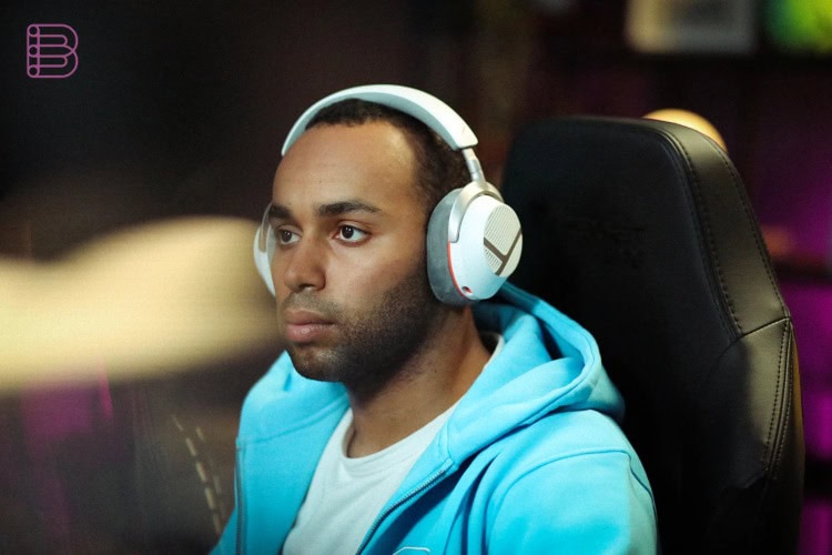 Gamer wearing the beyerdynamic MMX 130 wireless in Arctic White