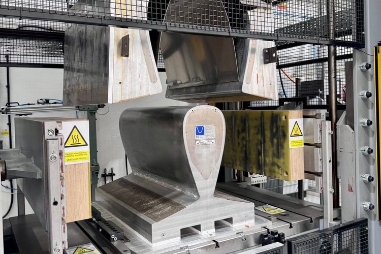 Hot press with aluminium forming tool for curved cabinets