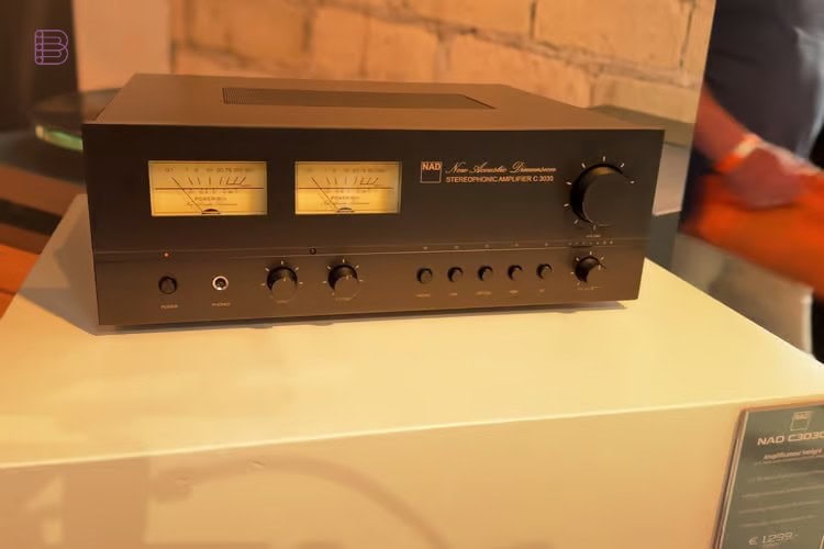 NAD C 3030 stereophonic amplifier with VU meters