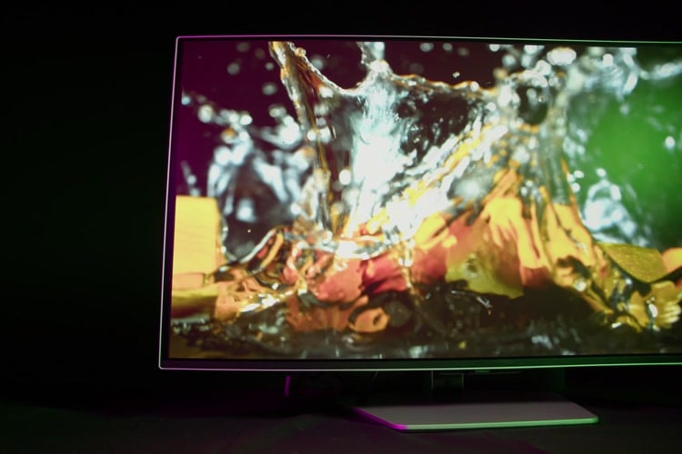 Samsung Odyssey OLED G8 showing a water splash in 4K