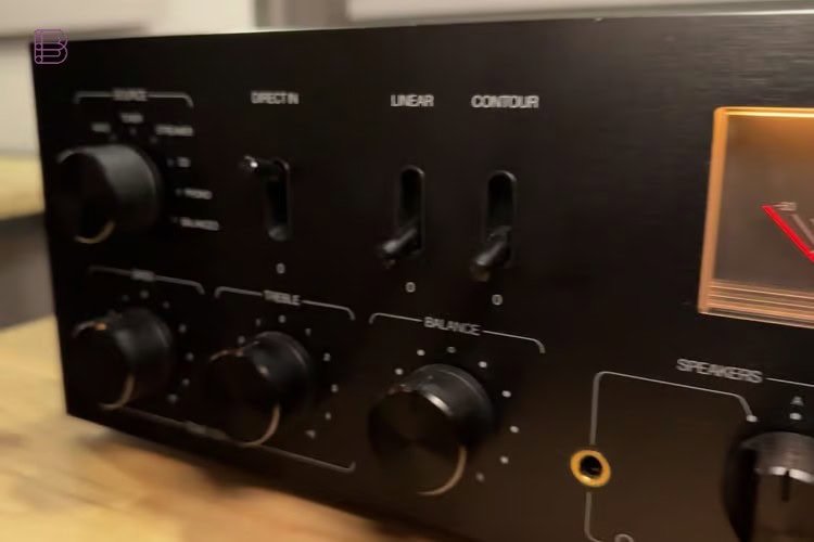 Front panel of the Unitra WSH-805 integrated amplifier with VU meter