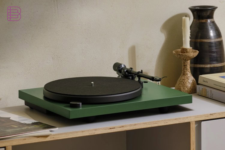 Cambridge Audio Spira turntable in the Green finish