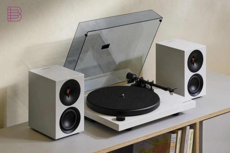 Cambridge Audio Spira turntable in White paired with Cambridge Audio L/R active speakers
