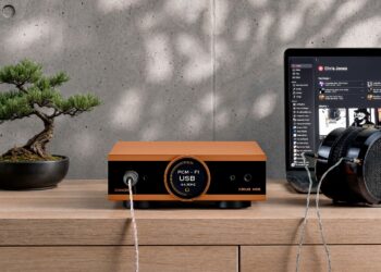 CANOR Crius H5S headphone amplifier and DAC on a desktop