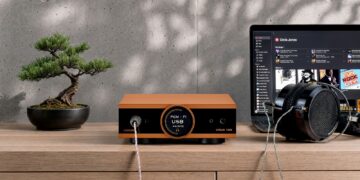 CANOR Crius H5S headphone amplifier and DAC on a desktop