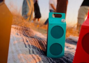 CMF Speaker S en Speaker M van Nothing in de kleur Turquoise, buiten gefotografeerd