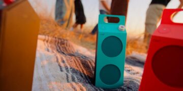 CMF Speaker S en Speaker M van Nothing in de kleur Turquoise, buiten gefotografeerd