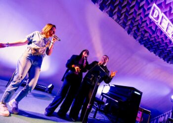 Deezer live performance at a Purple Door session, illustrating the Deezer AI Music Toggle launch