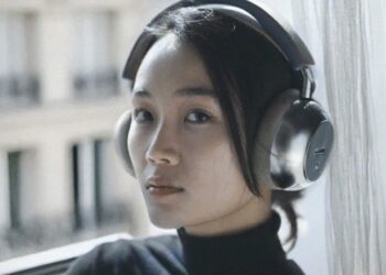 Een model draagt de ecoute audio TH2 hoofdtelefoon, lifestyle-opname