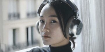 Een model draagt de ecoute audio TH2 hoofdtelefoon, lifestyle-opname