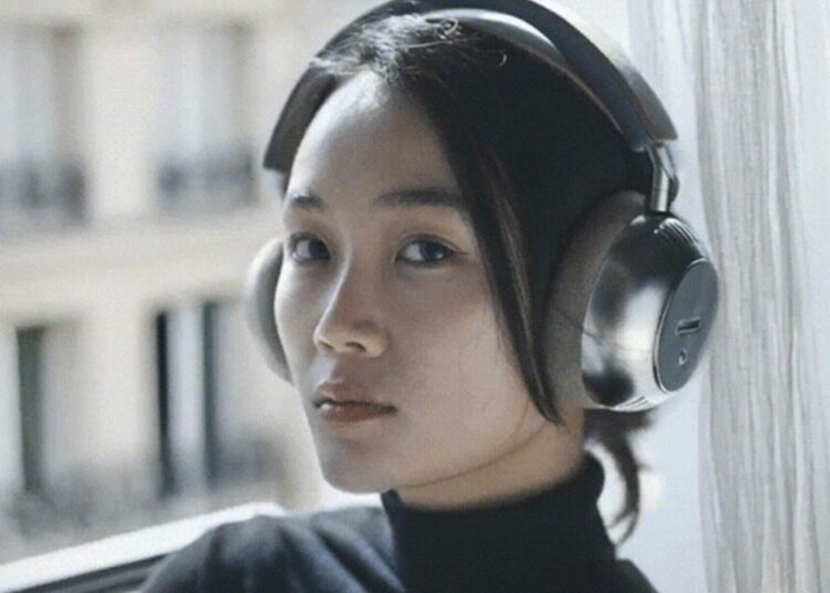 Een model draagt de ecoute audio TH2 hoofdtelefoon, lifestyle-opname