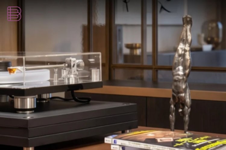 Essenza Isola turntable platform on a wooden desk with vinyl records