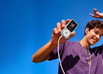 Fosi Audio DAP Neo MP3 player lifestyle shot