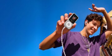 Fosi Audio DAP Neo MP3 player lifestyle shot