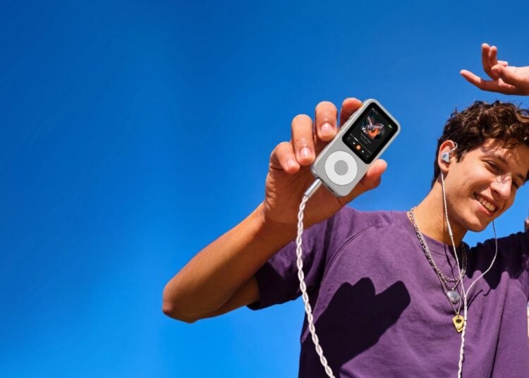 Fosi Audio DAP Neo MP3 player lifestyle shot