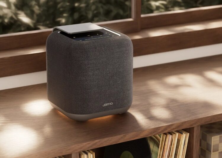Jamo HYG 5 Wi-Fi speaker in a living room setting