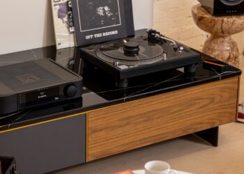 MOON 341 integrated amplifier in a living room setting